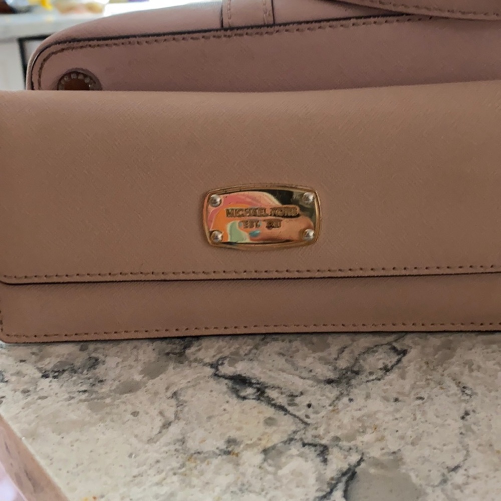Michael Kors wallet - Picture 1 of 3